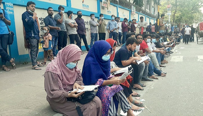 রাজধানীতে রাজনৈতিক উত্তেজনা: শুক্র-শনিবারের একাধিক নিয়োগ পরীক্ষা স্থগিত
