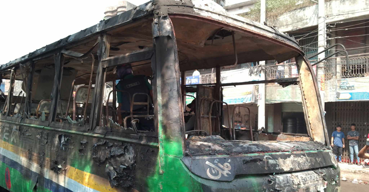 রাজধানীর তাঁতীবাজার মোড়ে বিহঙ্গ পরিবহনে আগুন