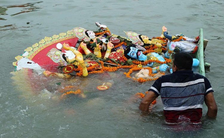 দেবী বিসর্জনের মধ্য দিয়ে শেষ হলো শারদীয় দুর্গোৎসব