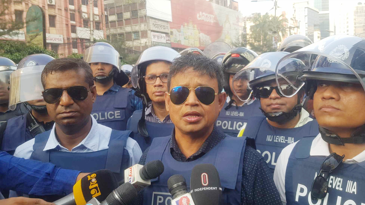 শান্তিপূর্ণ সমাবেশের অনুমতি নিলেও সন্ত্রাসী কায়দায় হামলা চালিয়েছে বিএনপি : ডিবি প্রধান