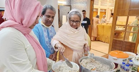 প্রধানমন্ত্রী নিজ হাতে ইলিশ-পোলাও রান্না করলেন
