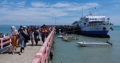 বৈরী আবহাওয়ার কারণে পর্যটকদের সেন্ট মার্টিন ছাড়ার নির্দেশ