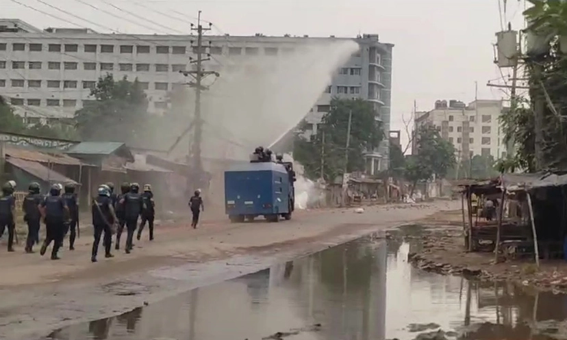 সাভারে শ্রমিক ও পুলিশের ধাওয়া-পাল্টাধাওয়া