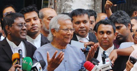 শ্রম আইন লঙ্ঘনের অভিযোগে করা মামলায় আত্মপক্ষ সমর্থনের জন্য শ্রম আদালতে হাজির হয়েছেন ড. মুহাম্মদ ইউনূস