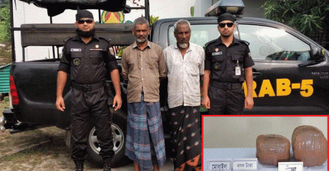 বাসযাত্রী সেজে চালের বস্তায় করে গাঁজা পাচার করতে গিয়ে ধরা