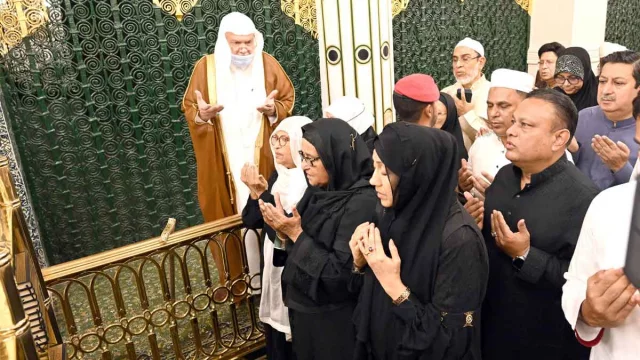 প্রধানমন্ত্রীর মসজিদে নববী জিয়ারত