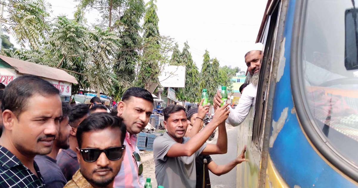 অবরোধে গাড়ি চালালেই চালকরা পাচ্ছেন ঠাণ্ডা সেভেন আপ