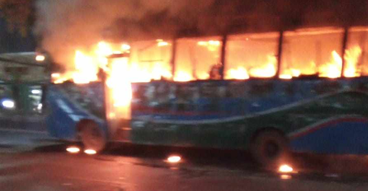 ঢাকা ও নারায়ণগঞ্জে ৫ বাসে আগুন