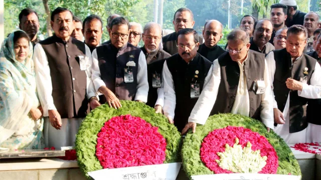 জেলহত্যা দিবস উপলক্ষে জাতীয় চার নেতার কবরে ল আওয়ামী লীগ শ্রদ্ধা নিবেদন