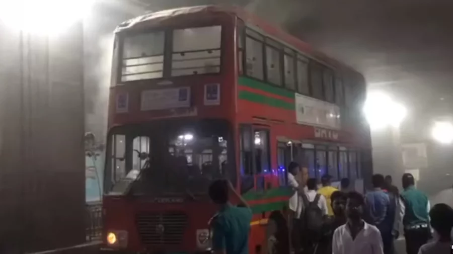 ফের ঢাকা বিশ্ববিদ্যালয়ের বাসে আগুন