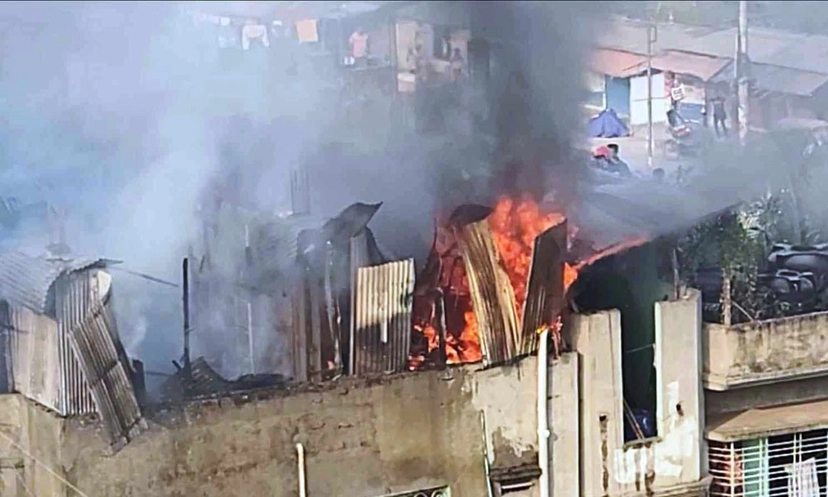 রাজধানীর ডেমরায় তিন তলা ভবনে আগুন
