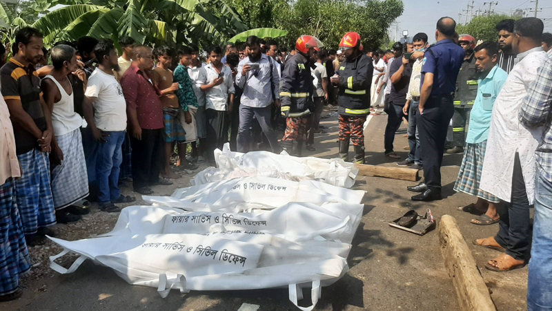 বাসচাপায় প্রাণ গেল ৭ অটোরিকশা যাত্রীর