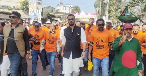 মিছিল নিয়ে প্রধানমন্ত্রীর জনসভায় মাশরাফি