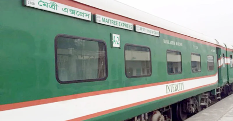 ঈশ্বরদীতে মৈত্রী এক্সপ্রেসে ককটেল নিক্ষেপ, গ্লাস ভাঙচুর