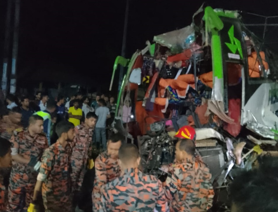 ময়মনসিংহে বাস উল্টে নিহত ৫