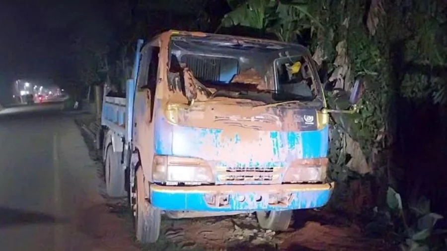 নোয়াখালীতে পিকআপভ্যানে আগুন: ৬টি ককটেল উদ্ধার