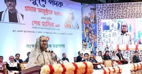 একুশ মাথা নত না করতে শেখায়: প্রধানমন্ত্রী