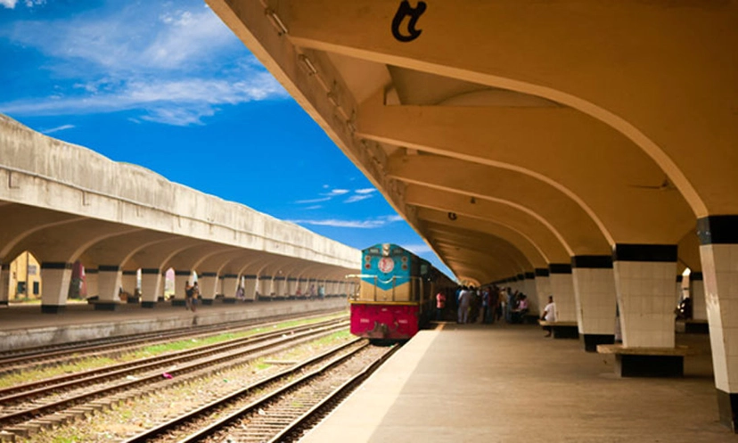 কমলাপুরে বেলা যায় ট্রেনের অপেক্ষায়