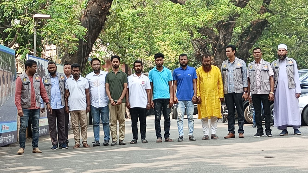 ঠুনকো ঘটনায় অস্ত্রের মহড়া, টার্গেট এলাকার নিয়ন্ত্রণ
