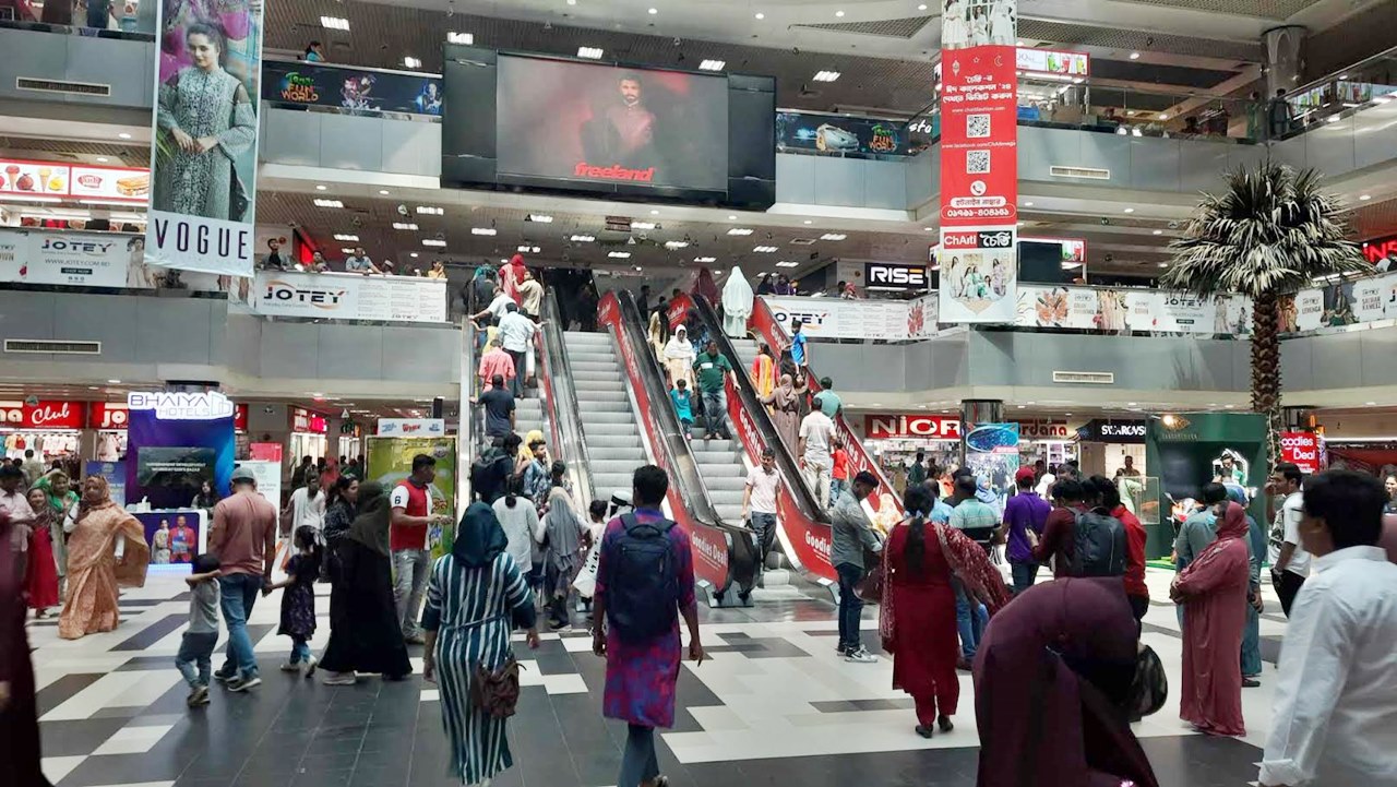 ঈদ কেনাকাটায় ক্রেতা বাড়ছে ব্র্যান্ড শপে