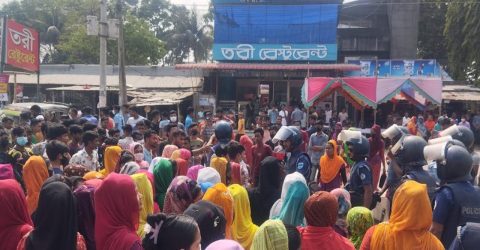 শ্রীপুরে বেতন বৃদ্ধির দাবিতে মহাসড়কে শ্রমিকদের বিক্ষোভ