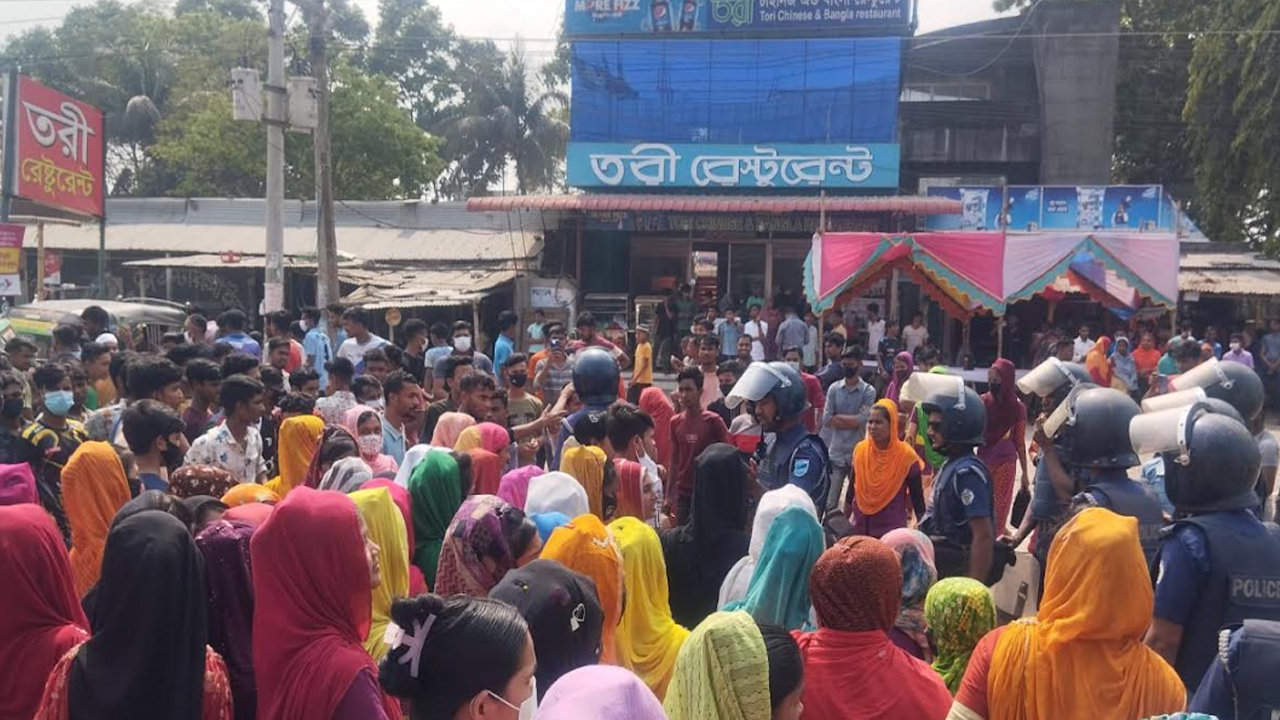 শ্রীপুরে বেতন বৃদ্ধির দাবিতে মহাসড়কে শ্রমিকদের বিক্ষোভ