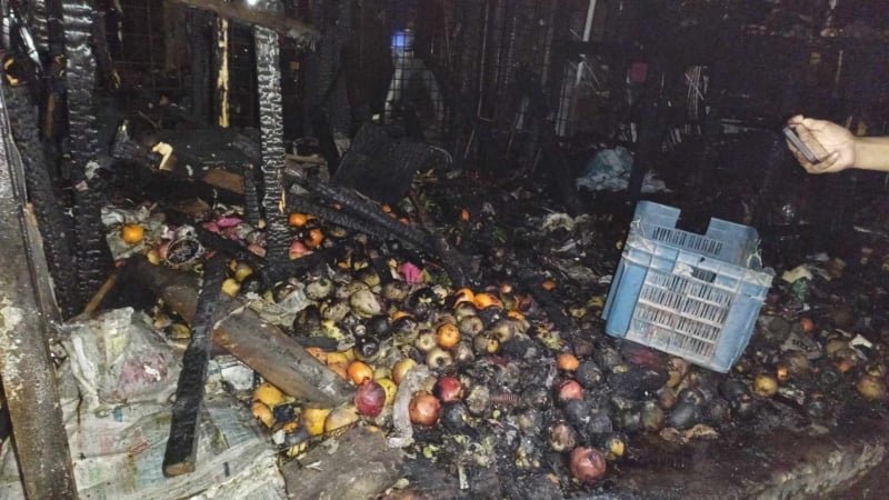 মধ্যরাতে বগুড়ার ফল মার্কেটে আগুন