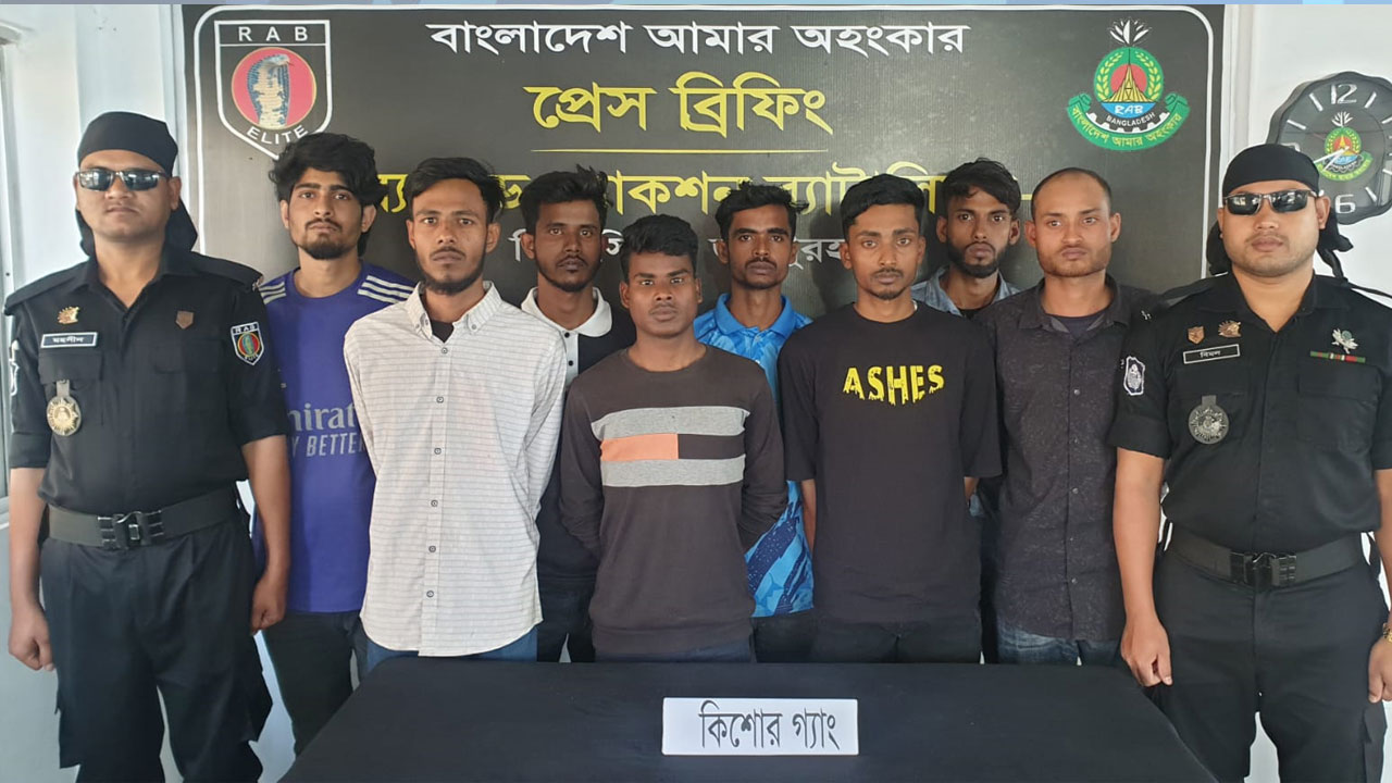 জয়পুরহাটে কিশোর গ্যাংয়ের লিডারসহ গ্রেপ্তার ৮