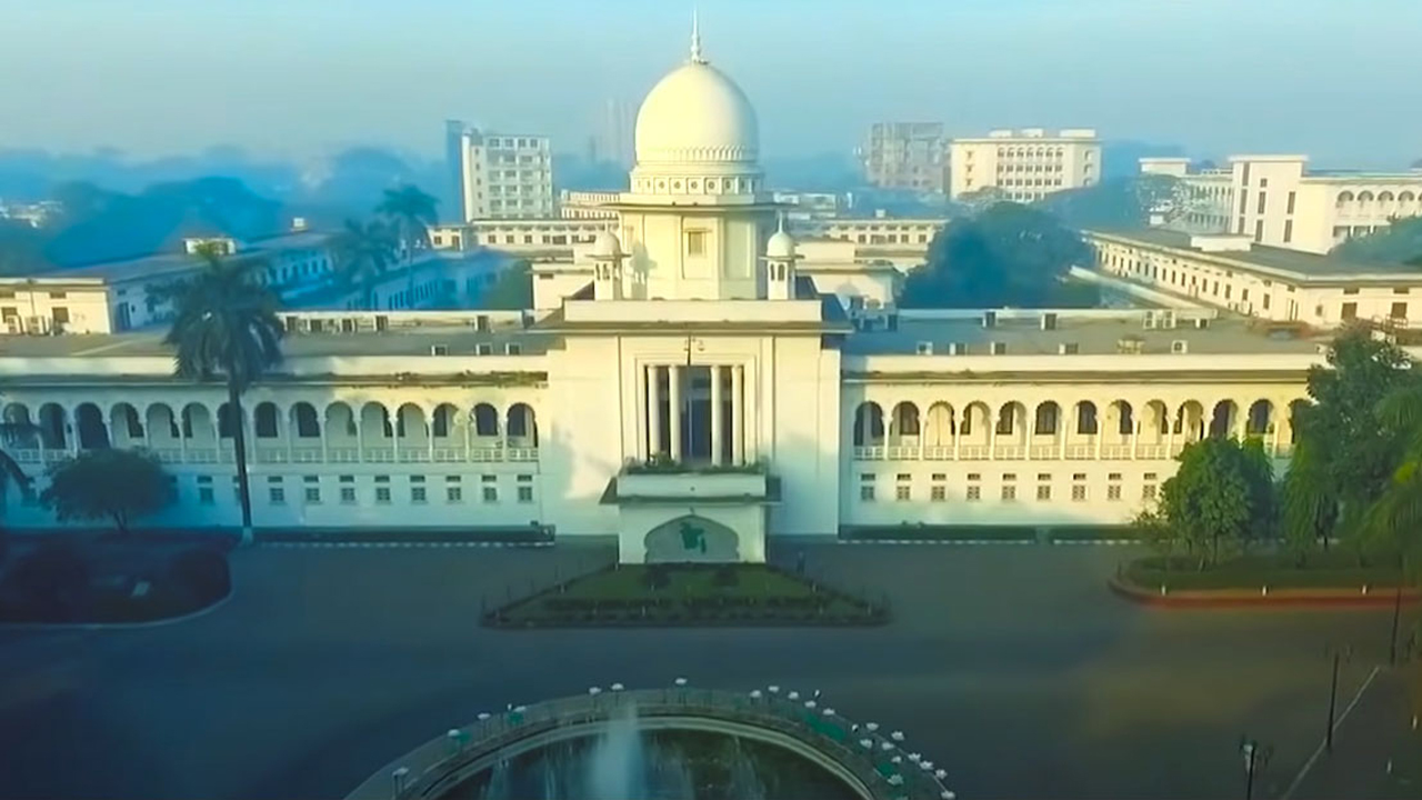 বিচারকাজ পরিচালনার সময় ছাদ থেকে বিচারকদের আসনে পানি