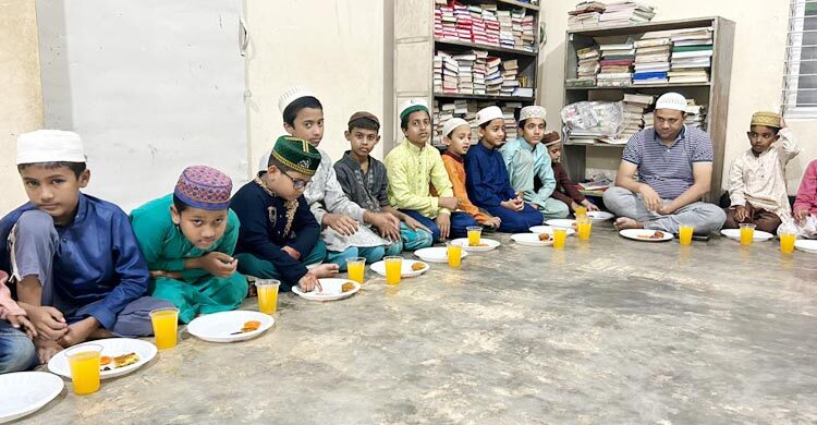 সুবিধাবঞ্চিত শিশুদের নিয়ে চট্টগ্রাম এভিয়েশন ক্লাবের ইফতার