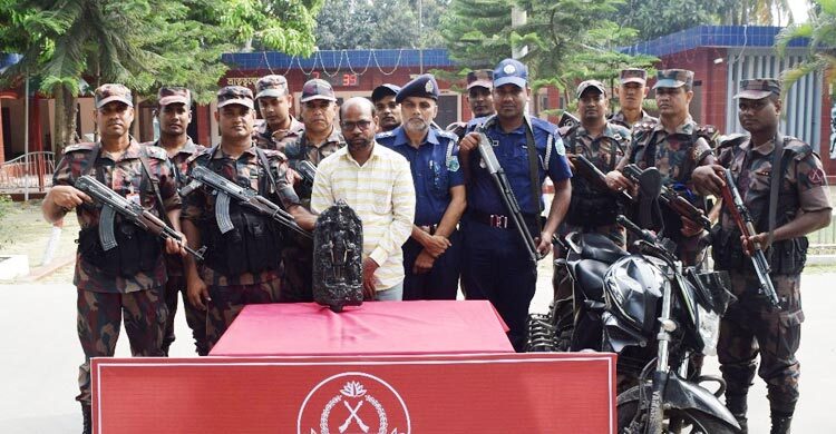 নওগাঁয় কষ্টি পাথরের মূর্তিসহ চোরাকারবারি আটক