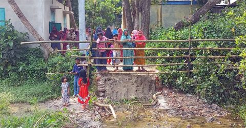 চলার রাস্তা কেটে বাঁশের বেড়া, ভোগান্তিতে ৫০ পরিবার