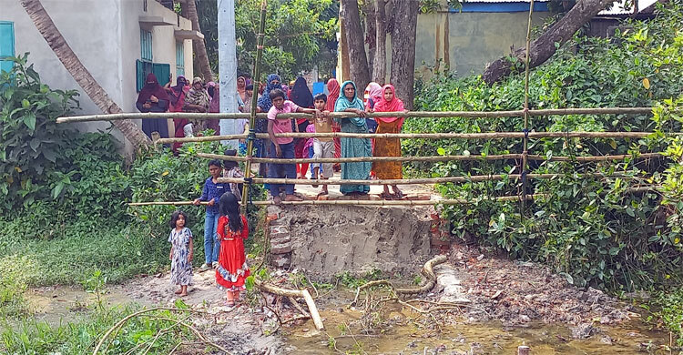 চলার রাস্তা কেটে বাঁশের বেড়া, ভোগান্তিতে ৫০ পরিবার