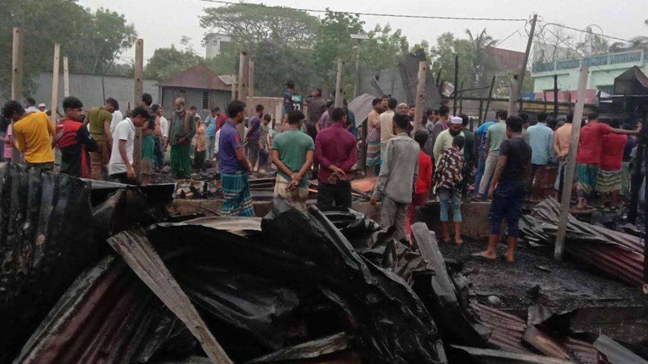 মানিকগঞ্জের কাঠপট্টিতে আগুনে ১৫টি দোকান পুড়ে ছাই