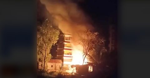 অগ্নিকাণ্ডে সর্বস্ব হারিয়ে দিশেহারা ১২টি পরিবার