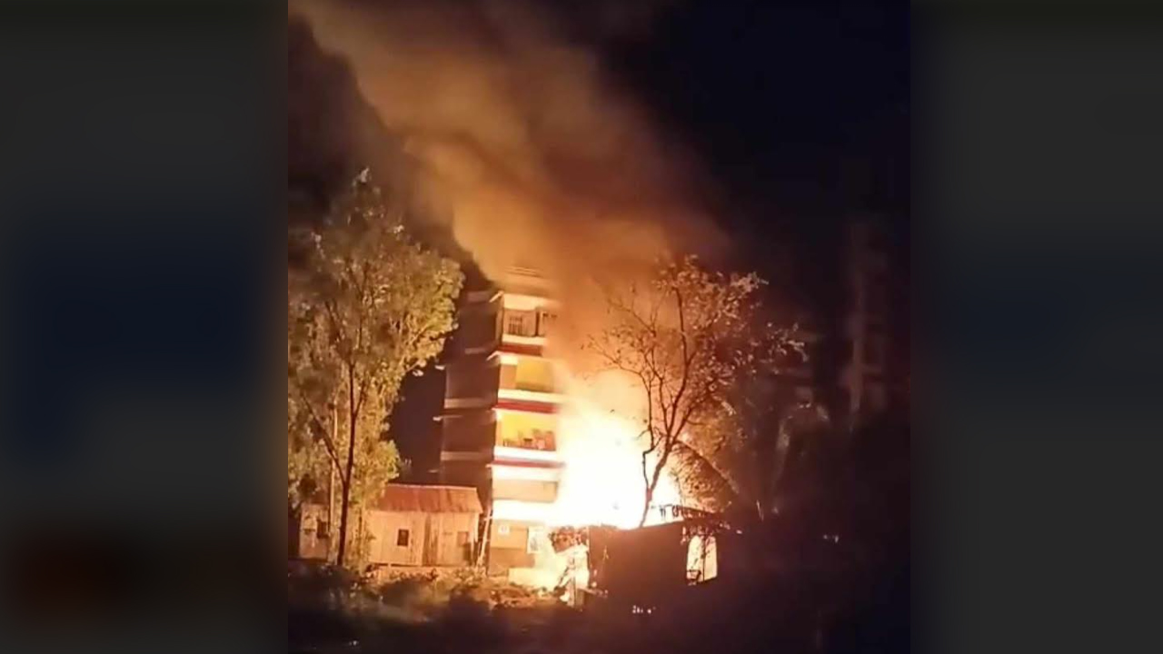 অগ্নিকাণ্ডে সর্বস্ব হারিয়ে দিশেহারা ১২টি পরিবার