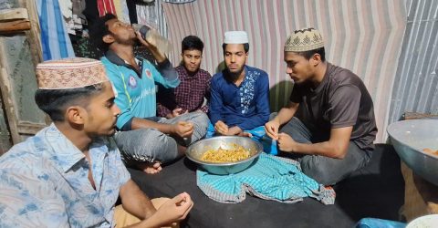 সিদ্ধ ডিম আর আলু ভাজি দিয়ে ভাত খেয়ে রোজা থাকি’