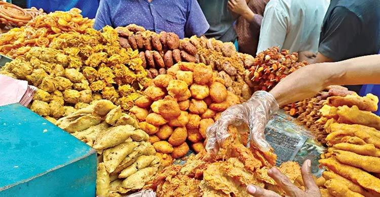 ফুলবাড়ীতে শুরু হলো দুই টাকার ইফতার বাজার