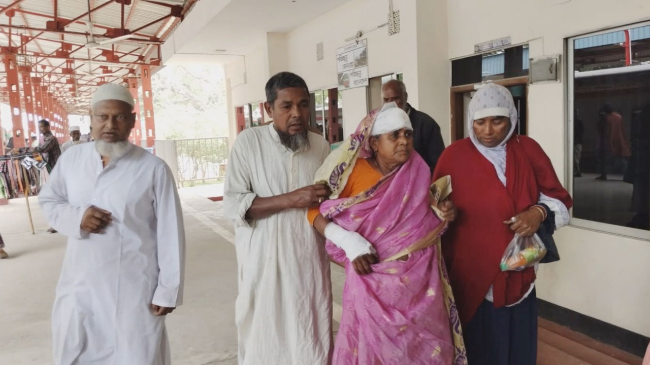 লালমনিরহাটে দাঁড়ানো ট্রেনে ইঞ্জিনের ধাক্কা, আহত ৫০