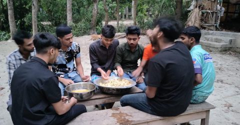খুব হিসেব করে চলেও মেস শিক্ষার্থীদের ইফতারে জুটছে শুধু ছোলা-মুড়ি