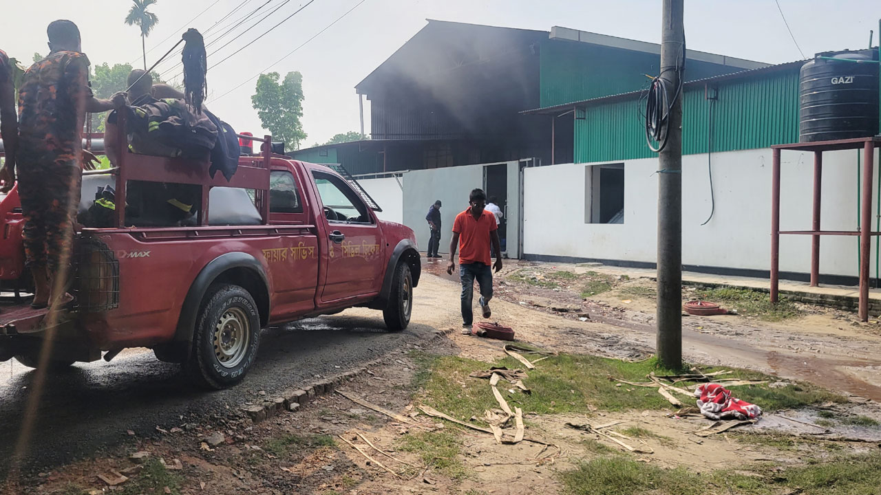 ৩ ঘণ্টা পর স্কয়ারের গোডাউনের আগুন নিয়ন্ত্রণে