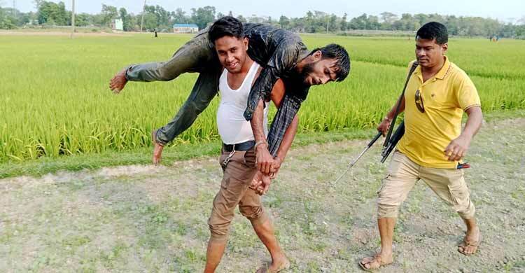 ডাকাত ধরে কাঁধে করে নিয়ে এলেন এএসআই