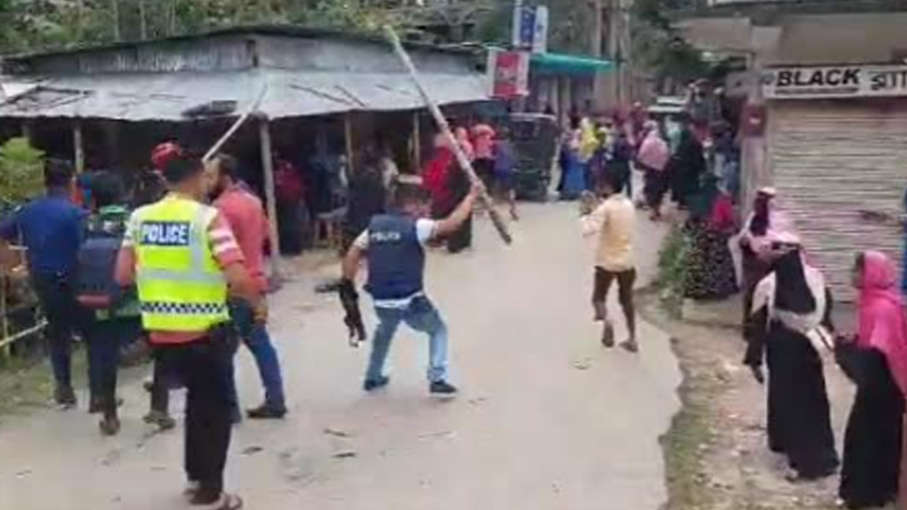 লক্ষ্মীপুরে শ্রমিকেরা বকেয়া বেতন ও বোনাসের দাবিতে বিক্ষোভ