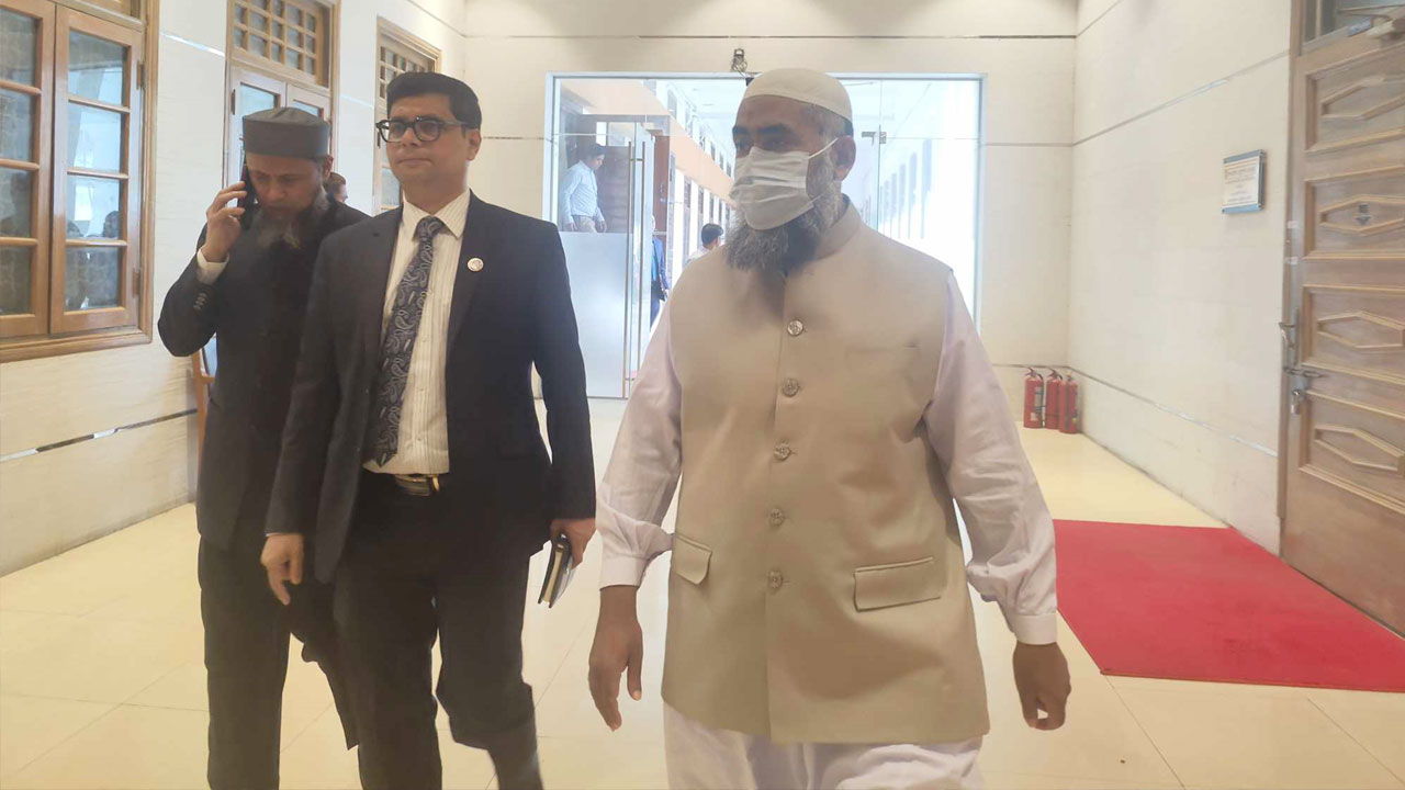 এজলাসে ছাদ থেকে পড়ল পানি, ছুটে এলেন গণপূর্তের চিফ ইঞ্জিনিয়ার