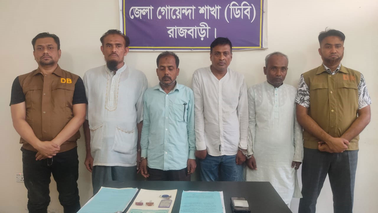 প্রেমের ফাঁদে ফেলে অশ্লীল ভিডিও ধারণ, আটক ৫