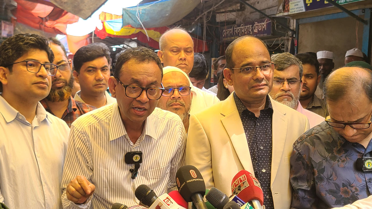 নিয়মিত বাজার মনিটরিংয়ে পণ্যের দাম কমছে : রংপুরে ভোক্তা ডিজি