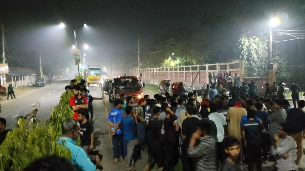 অস্ত্রের মুখে বেরোবি শিক্ষার্থীর টাকা ছিনতাই, মহাসড়ক অবরোধ