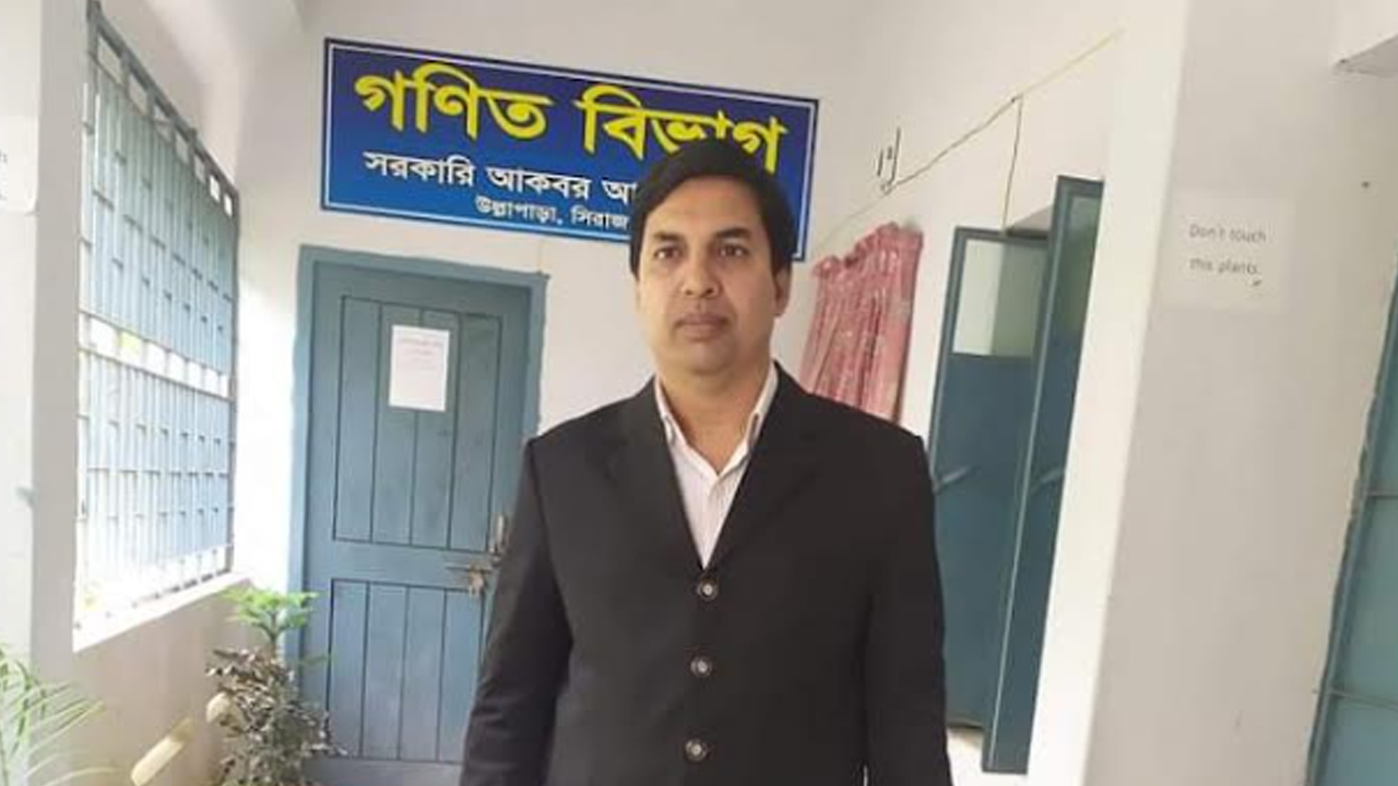 ব্যবহারিকের জন্য নেন অতিরিক্ত টাকা, ক্লাসে বসেই পড়ান প্রাইভেট!