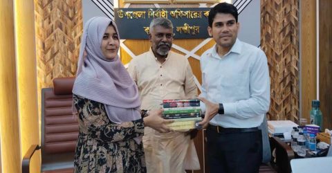 সেই নববধূকে বই উপহার দিলেন কমলনগর ইউএনও