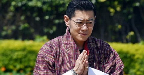 বঙ্গবন্ধুর প্রতিকৃতিতে ভুটানের রাজার শ্রদ্ধা